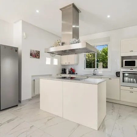 Villa Hermosa En Marbella,100 M Playa, Vistas Al Mar, Piscina Privada *