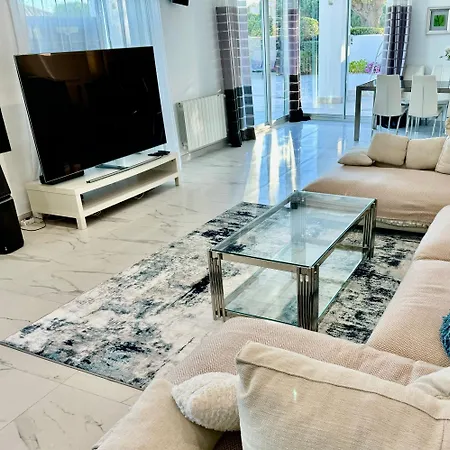 Hermosa En Marbella,100 M Playa, Vistas Al Mar, Piscina Privada * Marbella